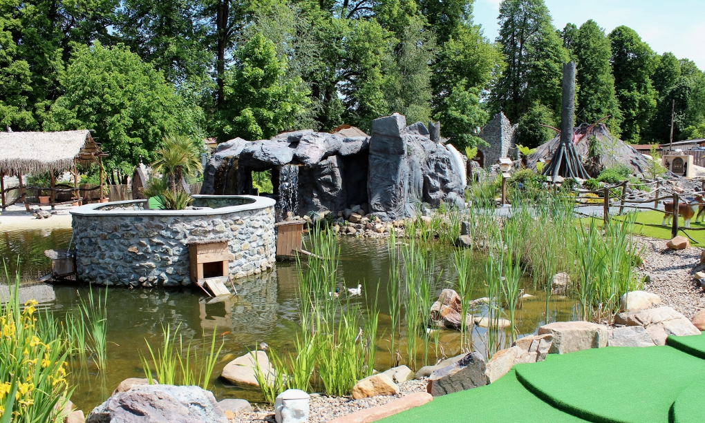Minigolfové hřiště v Plasích nabízí výlet po nejrůznějších koutech světa i malou soukromou zoo.